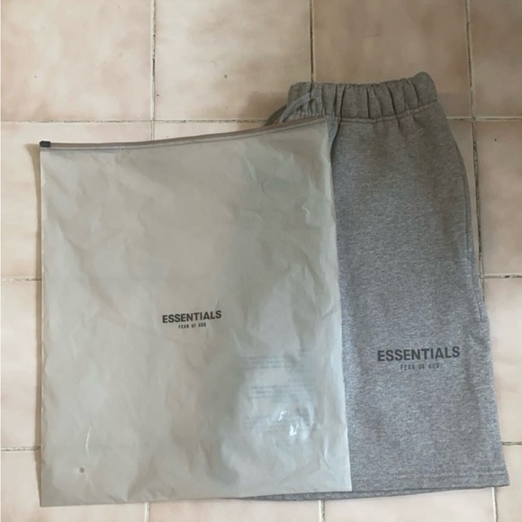 Essentials FOG Shorts - Picture 4 of 5